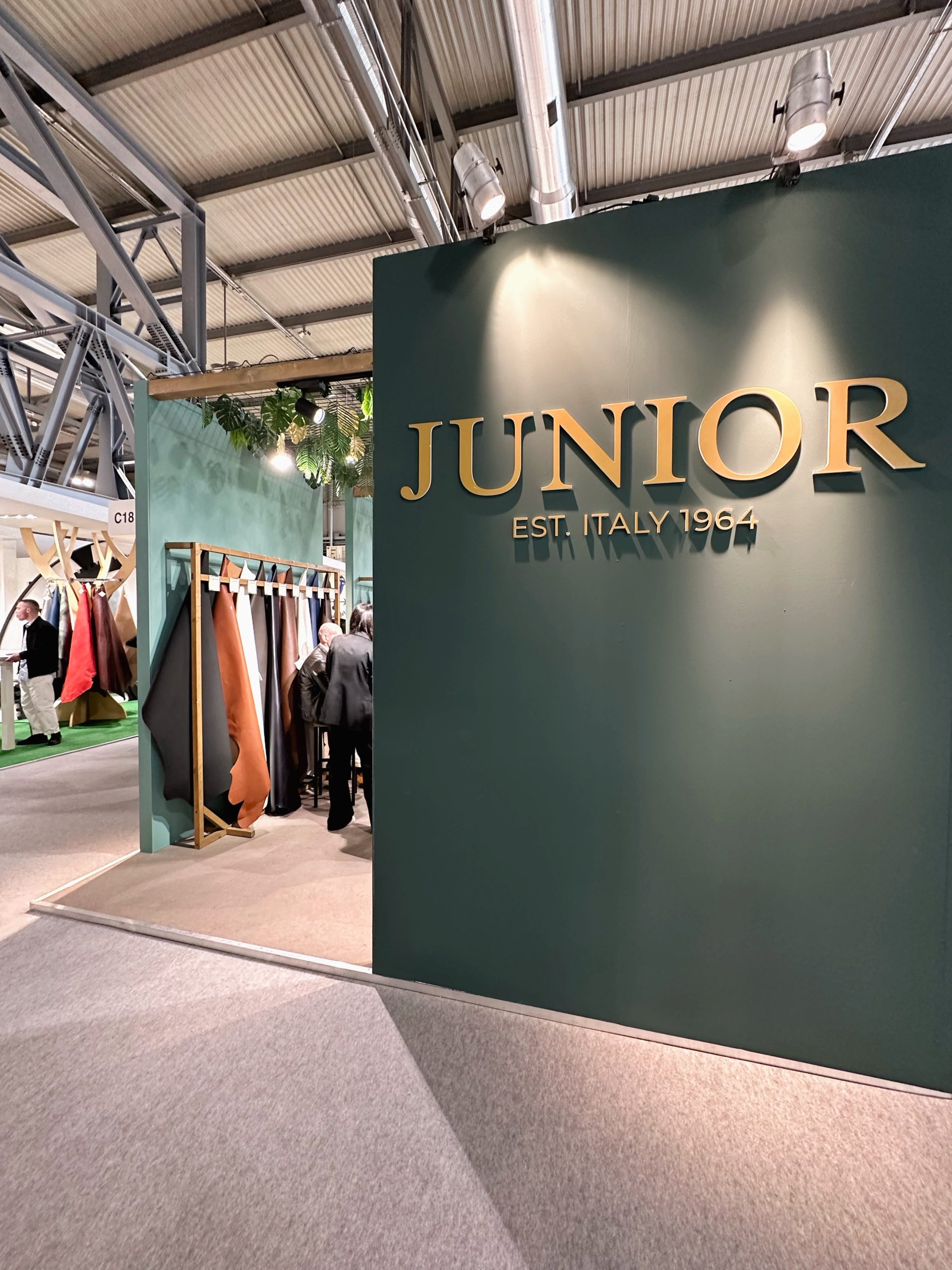 stand conceria junior manaly